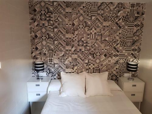 A bed or beds in a room at Apartamentos Sueños de Toledo