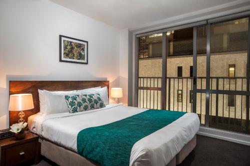 Postel nebo postele na pokoji v ubytování Barclay Suites
