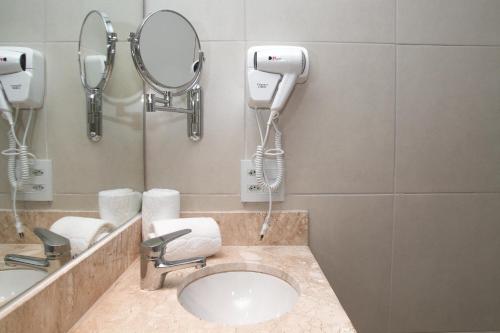 a bathroom with a sink and a mirror at Bristol Imperatriz Maranhao in Imperatriz