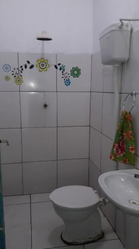 ein Badezimmer mit Toilette und Waschbecken in der Unterkunft Casa de praia em Atalaia in Luis Correia