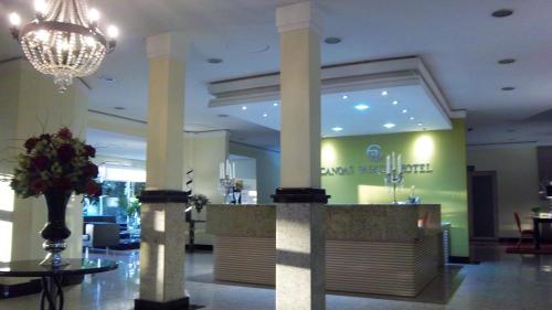 カノアスにあるCanoas Parque Hotelの柱とシャンデリアのあるロビー