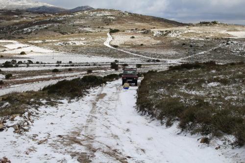 OuteiroにあるCasa do Castanheiroの雪に覆われた道を走るトラック