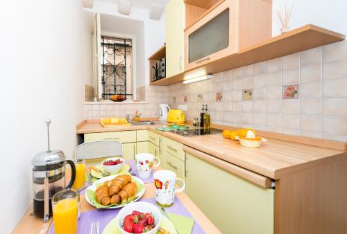 una cucina con un tavolo con sopra piatti di cibo di Studio Sonnet a Dubrovnik