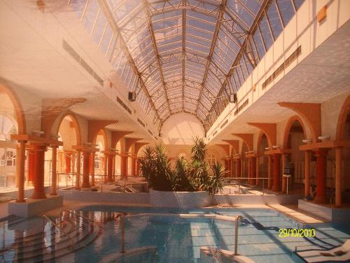 The swimming pool at or close to Studio cure avec accès direct Thermes