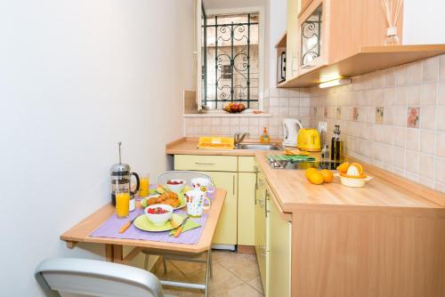 Makanan di atau berdekatan apartmen