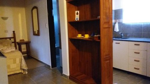 una cocina con fregadero y encimera en Kawo Apart Hotel, en Puerto Santa Cruz