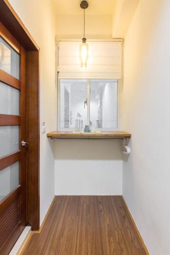 a hallway with a window and a sink at 日安艸木環境友善民宿 Greener Homestay in Taitung City