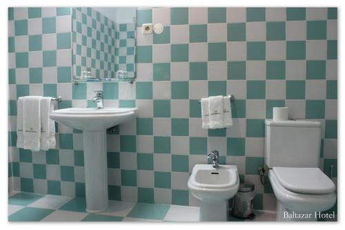un baño con inodoro y lavabo en Baltazar Hotel, en Gerês