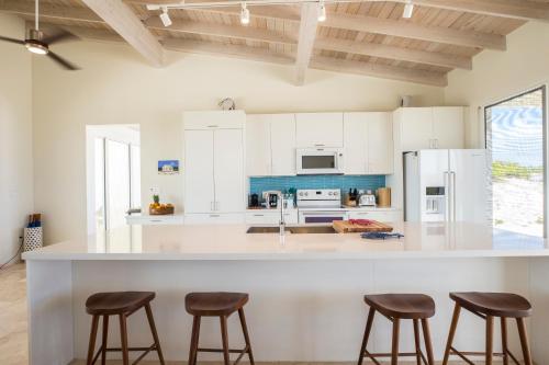 Kuchyň nebo kuchyňský kout v ubytování Sailrock South Caicos - Oceanview Villas & Suites