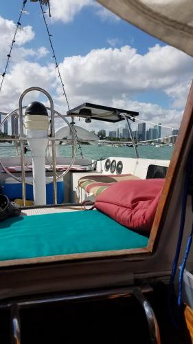 תמונה מהגלריה של Classic Sailboat 30’ במיאמי