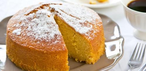 B&B Casa Camasso في بيسكيتشي: قطعة كيك على صحن بجانب كوب قهوة