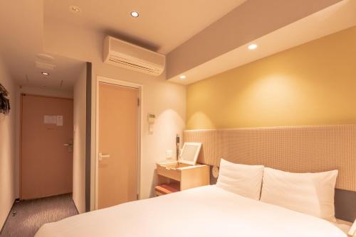 เตียงในห้องที่ อี โฮเทล ฮิงาชิ ชินจูกุ