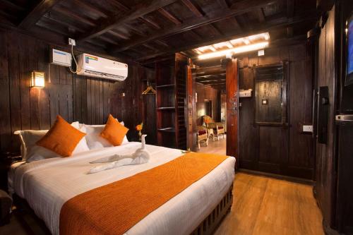 ein Schlafzimmer mit einem großen Bett in einem Zimmer in der Unterkunft Spices Lap, Thekkady in Thekkady