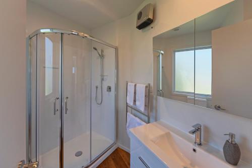 un baño con ducha y lavabo en Tipi Haere, en Nelson