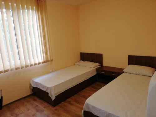 Un pat sau paturi într-o cameră la Vila DVA 3