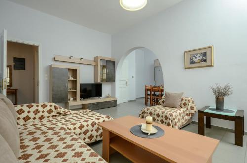 uma sala de estar com um sofá e uma mesa em NAXOS HOUSE em Naxos Chora