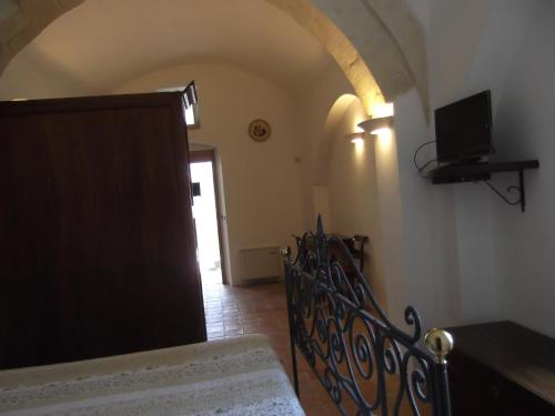 a room with a hallway with a table and a television at Agli Archi Dimore Storiche in Matera