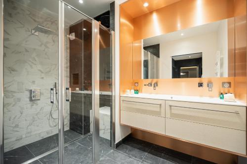 a bathroom with a shower and a sink at Les Suites 7 Anges - Parking, Vue Cathédrale & Centre Historique Reims in Reims