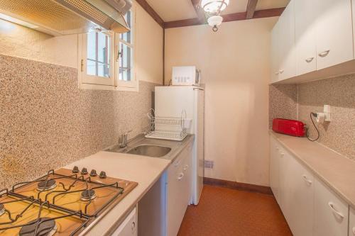 Il comprend une cuisine équipée d'une cuisinière. four supérieur à côté d'un évier dans l'établissement Biasute 2, à Bias