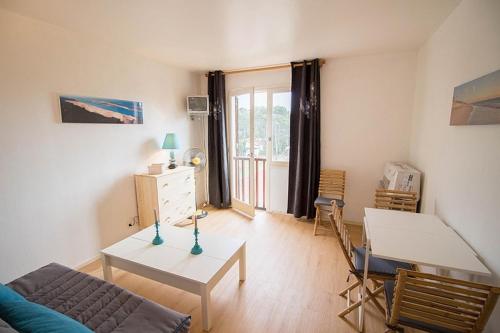un salon avec un canapé et une table dans l'établissement La Foret 4, à Mimizan-Plage