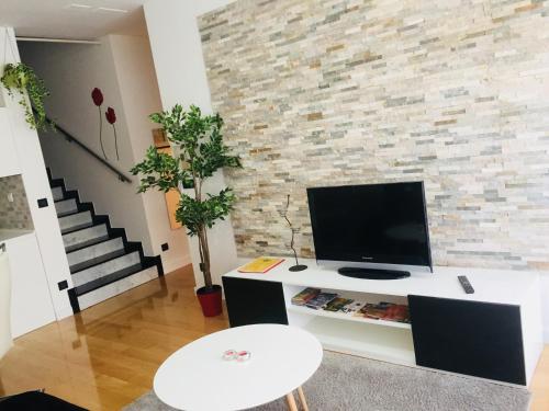 TV a/nebo společenská místnost v ubytování Nova Galerija Studio Vita i Apartman Sara -parking in garage