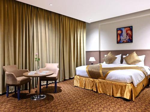 Tempat tidur dalam kamar di Batoul Ajyad Hotel