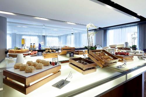 ein großes Zimmer mit einer Stesteryasteryasteryasteryasteryasteryasteryasteryasteryasteryasteryasteryasteryasterhin in der Unterkunft Eurostars Madrid Congress in Alcobendas