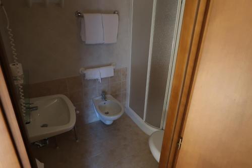 Koupelna v ubytování Albergo Ristorante Sciatori