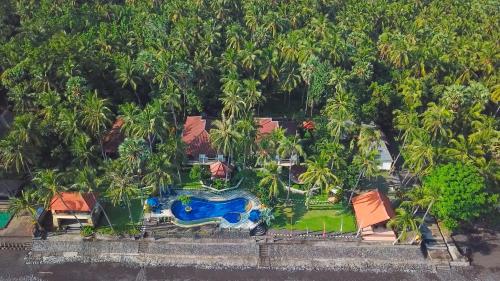 una vista aérea de un complejo con piscina en Agung Bali Nirwana Villas and Spa, en Tejakula