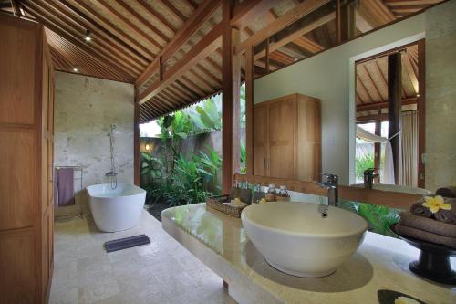 Ένα μπάνιο στο Kabinawa Ubud Villas by GenuineHost