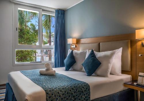Un pat sau paturi într-o cameră la Astral Palma Hotel