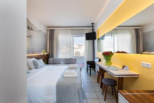 Ένα ή περισσότερα κρεβάτια σε δωμάτιο στο Atrium Ambiance Hotel