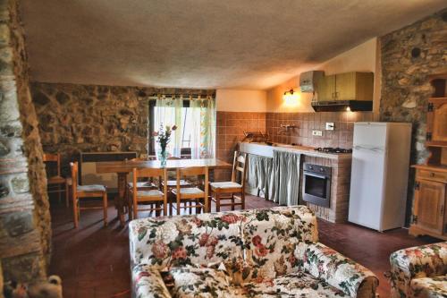 cocina y comedor con sofá y mesa en Agriturismo Materno, en Radicondoli