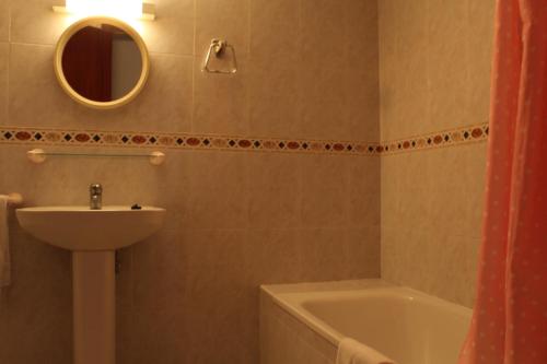 ベニドルムにあるCoblanca 8 - Zand Propertiesのバスルーム(シンク、バスタブ、鏡付)