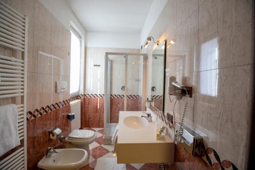 łazienka z umywalką i toaletą w obiekcie Scia' On Martin w mieście Buscate