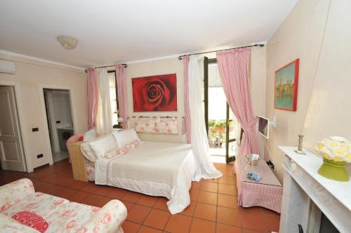 イゼーオにあるPorta Medievale del Campoのベッドルーム1室(ベッド1台、ソファ、窓付)