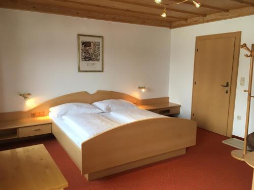 A bed or beds in a room at Pension Schlossberg