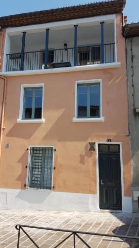 a building with two doors and a balcony at Gîtes Les 3 Tours 2 in Carcassonne