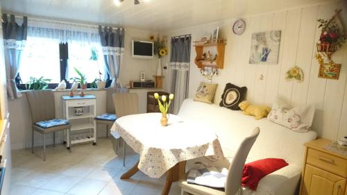 ein Wohnzimmer mit einem Tisch und einem Esszimmer in der Unterkunft "Haus Ulla" in Bad Blankenburg