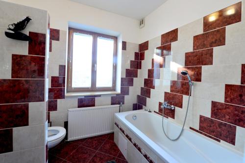 łazienka z wanną, toaletą i umywalką w obiekcie House With Courtyard & Parking Close To Stadtpark w Wiedniu