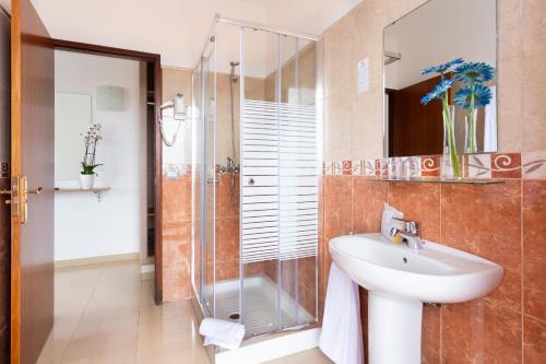 a bathroom with a sink and a shower at Globales Acuario in Puerto de la Cruz