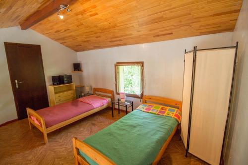 une chambre avec deux lits dans une pièce dans l'établissement Hameau 516, à Aureilhan