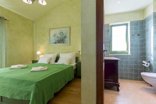 1 dormitorio con 1 cama y baño con bañera en Luxury Villa Nika en Dobrinj