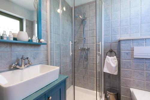 een badkamer met wastafel en douche bij Luxury Villa Maša in Dobrinj