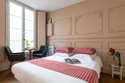 Ліжко або ліжка в номері Artisan Lofts courtyard Opéra
