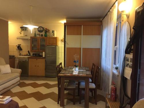 a living room with a table and a kitchen at POKOJE GOŚCINNE RENATA KNITTER in Komnino
