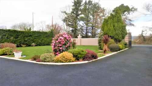 a garden with pink flowers in a driveway at Leabrook House in Castlemaine