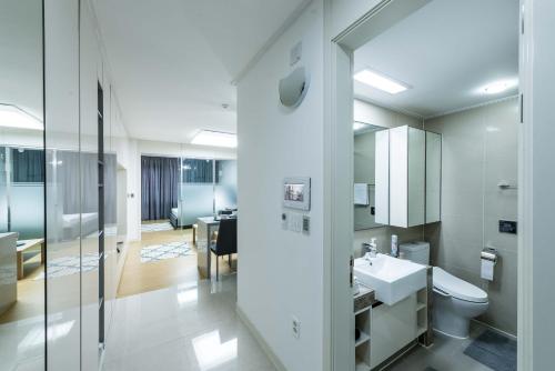 een badkamer met een wastafel en een toilet bij THEADDRESS HIGHVILL Lux in Astana