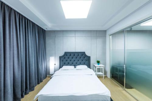 Postel nebo postele na pokoji v ubytování THEADDRESS HIGHVILL Lux