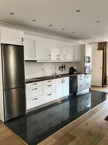 Cuisine ou kitchenette dans l'établissement Donners Hotell